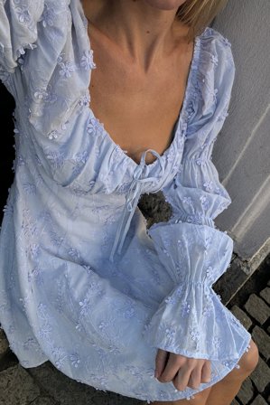 NA-KD - Minikjole med broderi og rysjer i ermene - Blomstrete kjole - Blå - EU 40