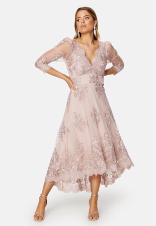 Goddiva Embroidered Lace 3/4 Sleeve Midi Dress Blush Klær