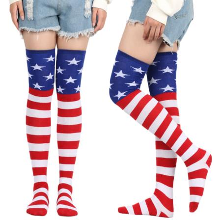 Klassiske, kule nye mannskapssokker for kvinner, rød/hvit/blå amerikansk flagg, sko i en størrelse