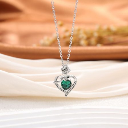 Halskæde til piger med hjertevedhæng og grøn rose