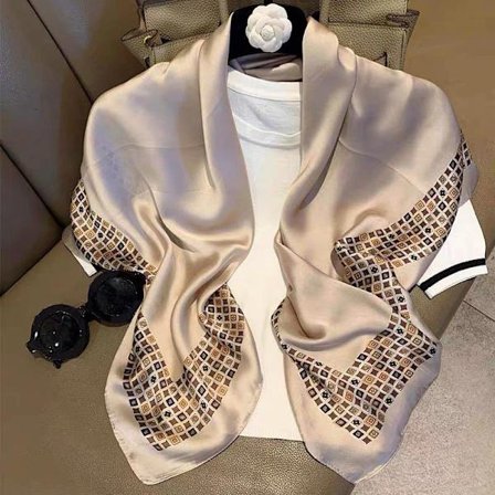 Lyxig champagnefärgad silkeshalsduk med geometrisk diamantformad kant, lämplig som en halsduk.