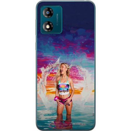 Kompatibel Mobilcover til Motorola Moto E13 Blond kvinde i farverigt strandtøj, der leger i havet ved solnedgang