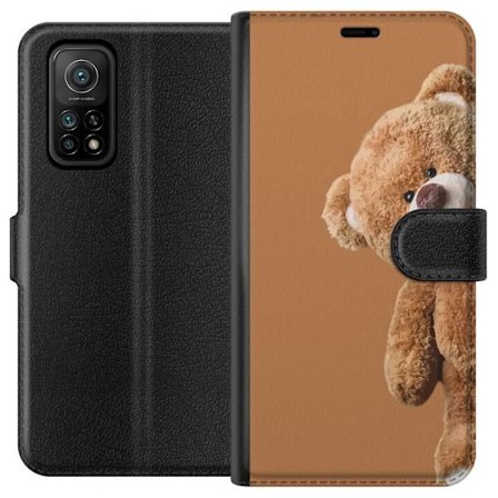 Kompatibelt Plånboksfodral till Xiaomi Xiaomi Mi 10T Pro 5G Nalle tittar fram på brun bakgrund söt minimalistisk design med värme trygghet och lek