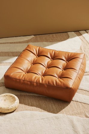 Pastill - Luca gulvpute i vegansk skinn 64x64x15 cm - Brun - Fotskamler & puffer - Fra Homeroom