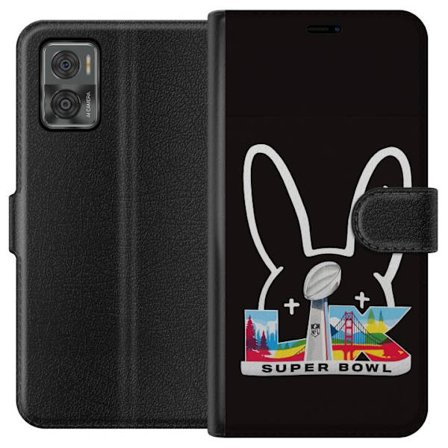 Kompatibel Tegnebogsetui til Motorola Moto E22i Bad Bunny portræt med åben skjorte, tatoveringer og krøllet hår i stilfuld modefotografering