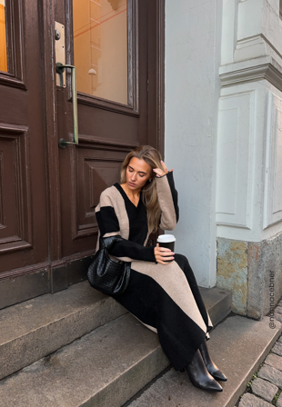 BUBBLEROOM V-neck Knitted Midi Dress Klær