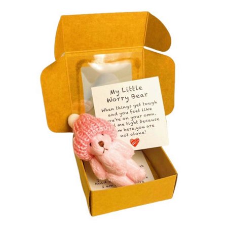 Esken inneholder en ny, håndlaget mini-plysjbjørn, en inspirerende og trøstende bjørn, komplett med et meldingskort, en gjennomtenkt 