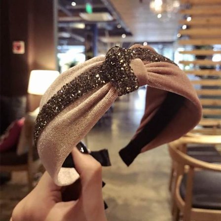 Käsintehty ylellinen samettinen Diadem, jossa on leveä kristallinauhasolmu