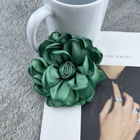 Suuri kukkarintaneula Korsasi VIHREÄ