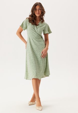 VILA - Vilovie S/S Wrap Midi Dress - Desert Sage AOP:Flower - Kläder - - Bubbleroom Omlottklänning