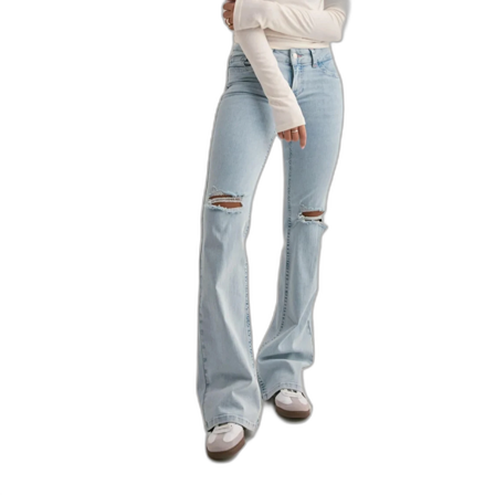 Bootcut ljusblå jeans med slitningar