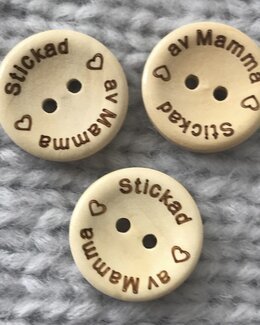 Träknapp Stickad av Mamma 20 mm ljust trä - NDLWRX