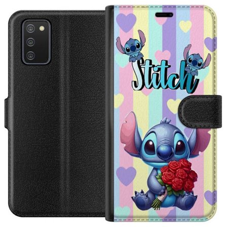 Kompatibel Tegnebogsetui til Samsung Galaxy A02s Romantisk illustration af Stitch der holder røde roser mod stribet baggrund