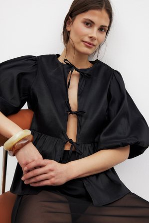 Claire Rose x NA-KD - Bluse med snøring i front og puffermer - Bluser - Svart - EU 36