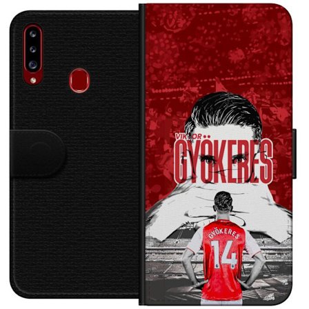 Yhteensopiva Lompakkokotelo Samsung Galaxy A20s Punainen dramaattinen kollaasikuva, jossa esiintyy Viktor Gyökeresin muotokuva ja pelaajia takaapäin a