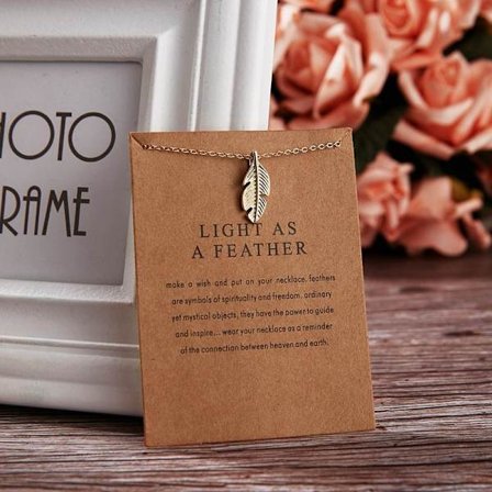 Let som en fjer - halskæde med budskab forgyldt