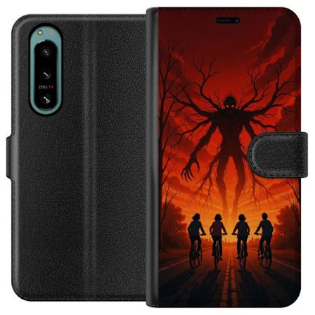 Kompatibelt Plånboksfodral till Sony Sony Xperia 5 IV Mörk Stranger Things-inspirerad skräckillustration med röd himmel, monsterfigur och cyklande