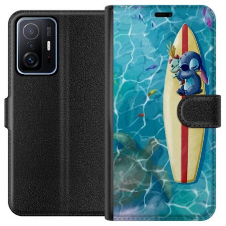 Kompatibel Tegnebogsetui til Xiaomi 11T Afslappende illustration af Stitch der hviler på et surfbræt i klart turkisfarvet vand