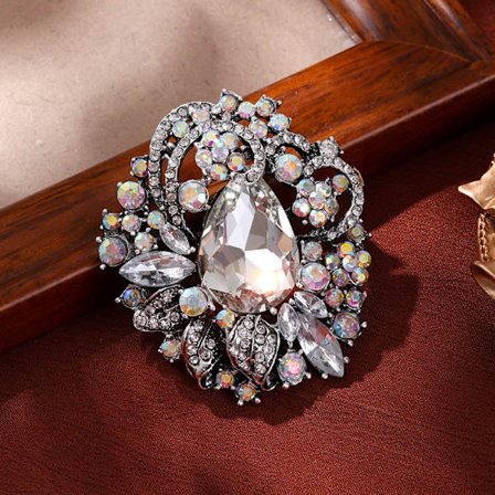 Brosch med strassblomma och -blad