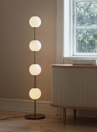 Audrey gulvlampe - messing/opal