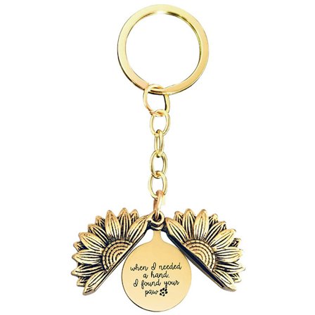 Gyllene solrosnyckelring med graverad berlock i svart presentask