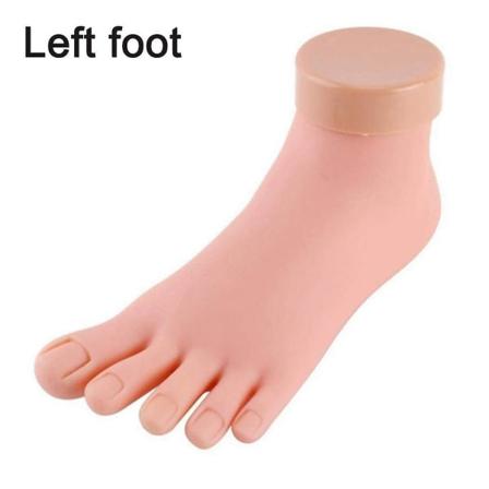 Manicurestuderende skal vælge at øve kunstige fødder Left foot