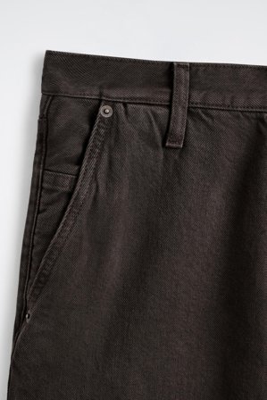 COS Men's Pantalón Vaquero Ancho in Marrón
