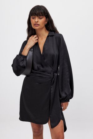 NA-KD Wrap Satin Mini Dress - Slå-om-kjoler - Sort - EU 36
