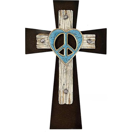 Påskekorsdekorationer på trævægge; religiøs kunst i landlig stil i træ.