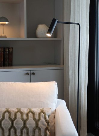 Slim gulvlampe - matt sort