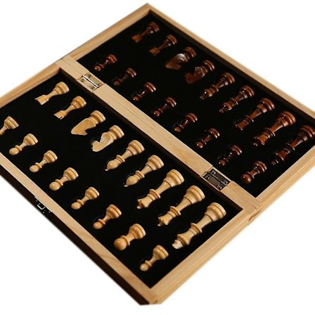 Käsityönä tehty puinen shakkisetti