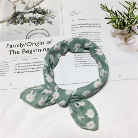 Hundeskjerf, trekantskjerf, hundeklærskjerf konkav form spyttkjerf, egnet for de fleste små, mellomstore hunder eller katter (grønn kanin)