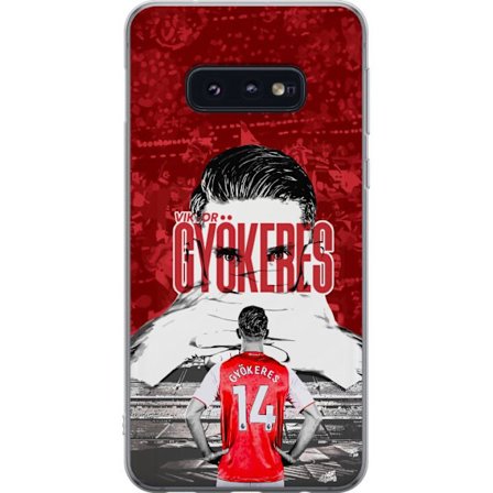 Yhteensopiva Puhelinkuori Samsung Galaxy S10e Punainen dramaattinen kollaasikuva, jossa esiintyy Viktor Gyökeresin muotokuva ja pelaajia takaapäin are