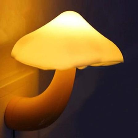 Energibesparende sensor natlampe i form af en svamp med et gult stik med en gennemsnitlig levetid på 50.000 timer