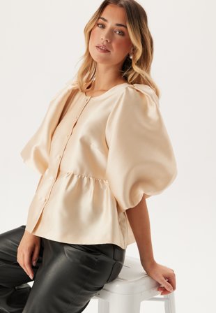 Bubbleroom Occasion - Puff Sleeve Peplum Satin Blouse - Kläder