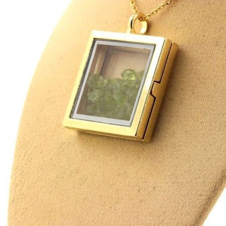 Stenar och mineraler. Rå Peridot halsband. Fyrkantig modell. Guldfärg.