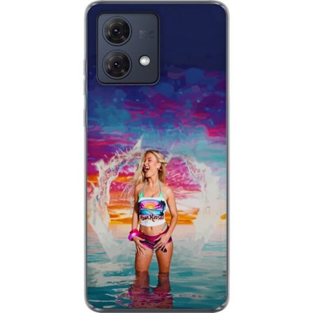 Yhteensopiva Puhelinkuori Motorola Moto G84 Vaalea nainen kirjavia rantavaatteita pelaa meressä auringonlaskun aikaan