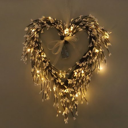 Hjertekrans til Valentinsdag med kvister og lys for stue, trapp, dørdekorasjon