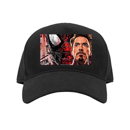 Lippalakki Dynaaminen kollaasi-illustraatio, jossa on punaiseen panssaripukuun pukeutunut supersankari, sarjakuvakehykset ja intensiivistä toimintaa