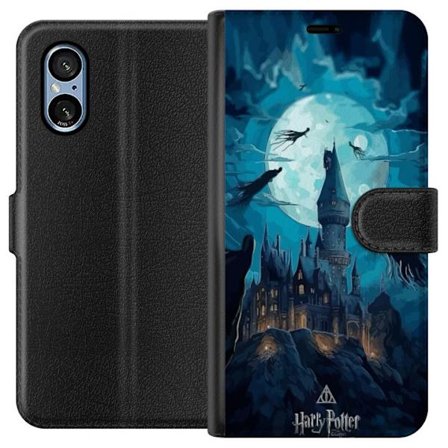 Yhteensopiva Lompakkokotelo Sony Sony Xperia 5 V Maaginen fantasiakuvaus, jossa linna kuunvalossa ja leijuvat olentot, pimeä satuilmapiiri noitataite