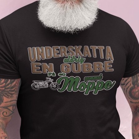 Underskatta aldrig en gubbe på en gammal moppe - svart t-shirt