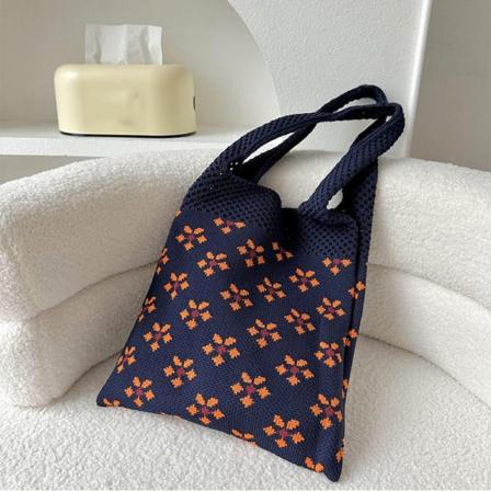 Stickad handväska Knot handledsväska MARINBLÅ navy blue