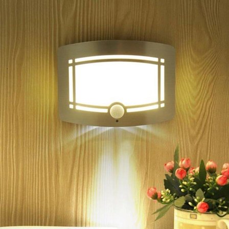 Paristokäyttöinen seinävalo, jossa on liiketunnistin ja LED-valo