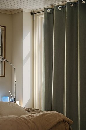 Jotex - Mørklægningsgardin Med Snørehul 1 Længde Dusty Olive Pt 18-0515 Tcx - SHADOW - Køb Mørklægningsgardiner hos Jotex