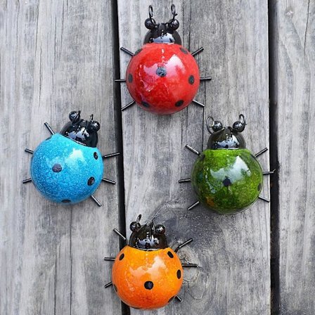 Dekorativt sett med 4 søte marihøner i metall for hageveggkunst, utendørs veggskulpturer