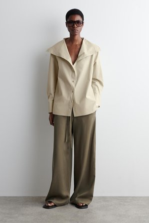 COS Women's Camisa Cuello De Embudo Relaxed Fit in Verde