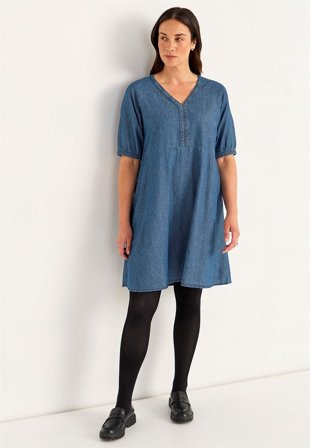 Cellbes of Sweden - Kort denimkjole med puffermer i mellomblå denim for damer i størrelse 58/60