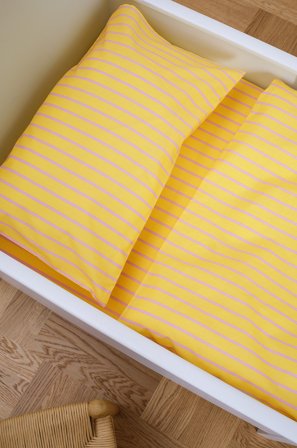 Jotex - Mini Sengesett Krybbe Økologisk Sitrongul/lilla - SIMA - Kjøp Sengesett til barn hos Jotex