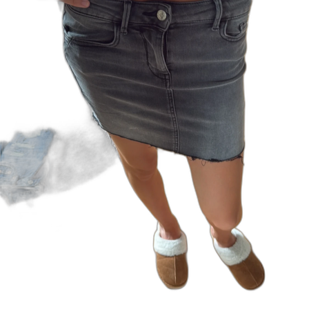 Grå jeanskjol med rå kant