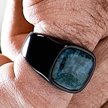 Aras | Anello con sigillo da mignolo in agata muschiata nero per uomini - Anelli con pietre